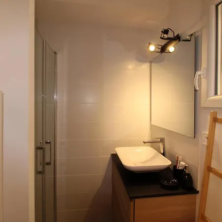 Giedes Pour 4 Personnes Avec Vue Face A Porquerolles Et Piscine Situe A Giens Lejlighed