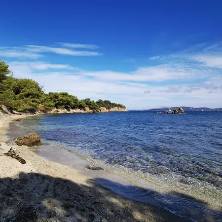 Giedes Pour 4 Personnes Avec Vue Face A Porquerolles Et Piscine Situe A Giens Lejlighed